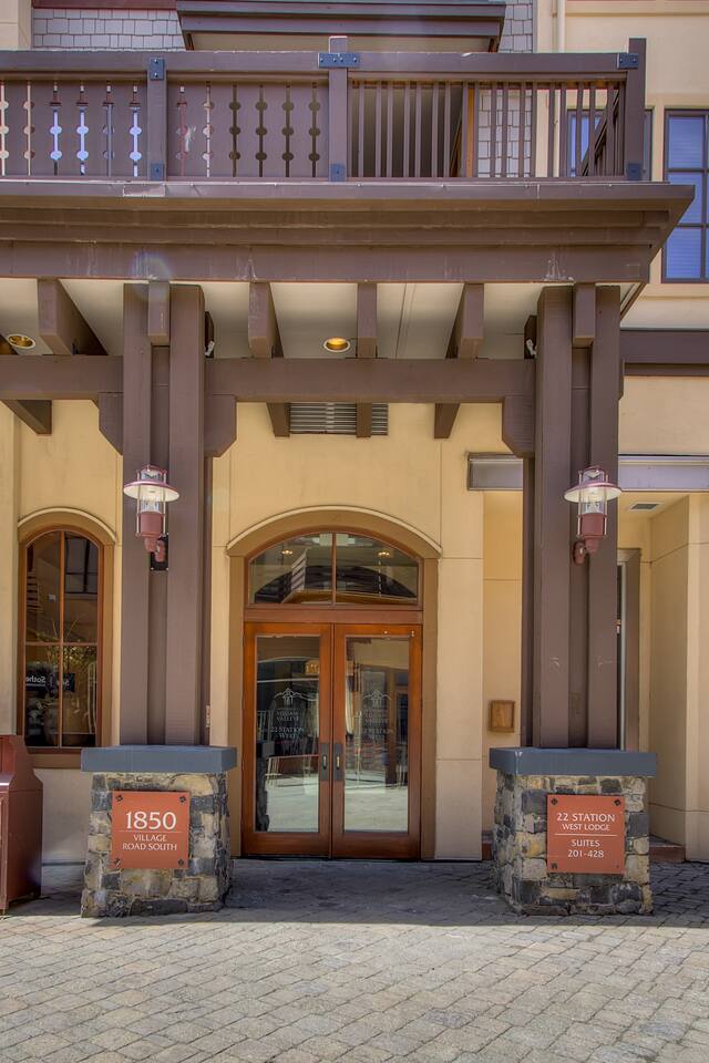 Palisades Village View Condo 16