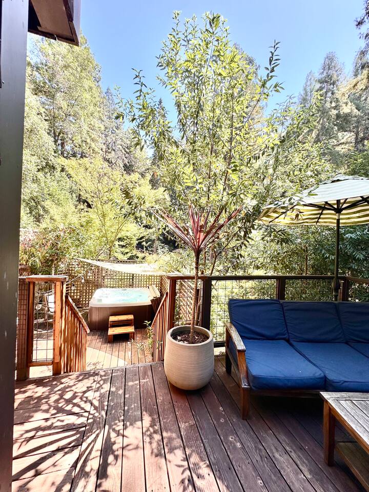 Redwood Treehouse with Hot Tub 3