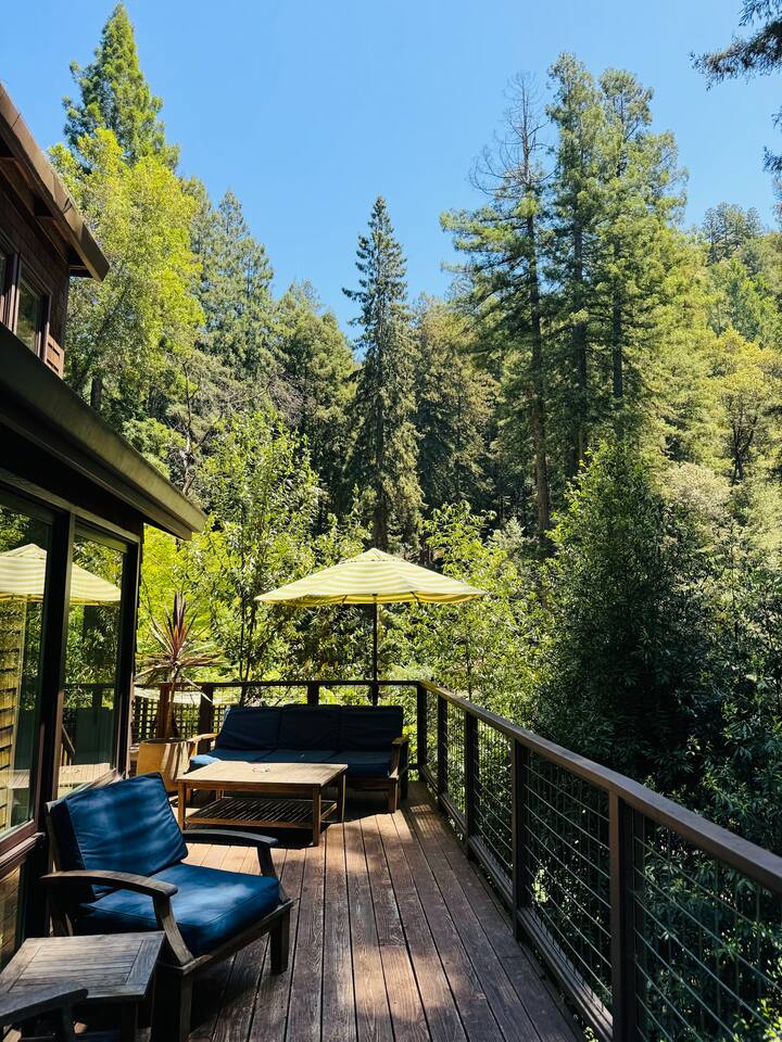 Redwood Treehouse with Hot Tub